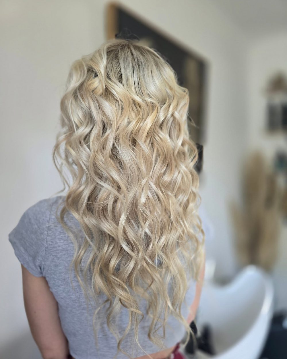Cheveux longs blonds bouclés