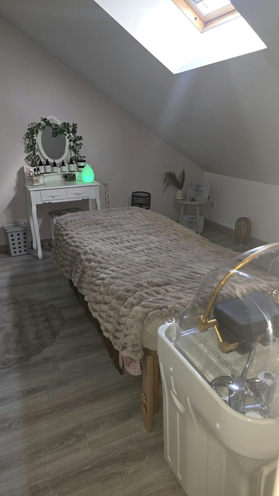 Cabine Hair Spa baignée de lumière sous le puits de jour