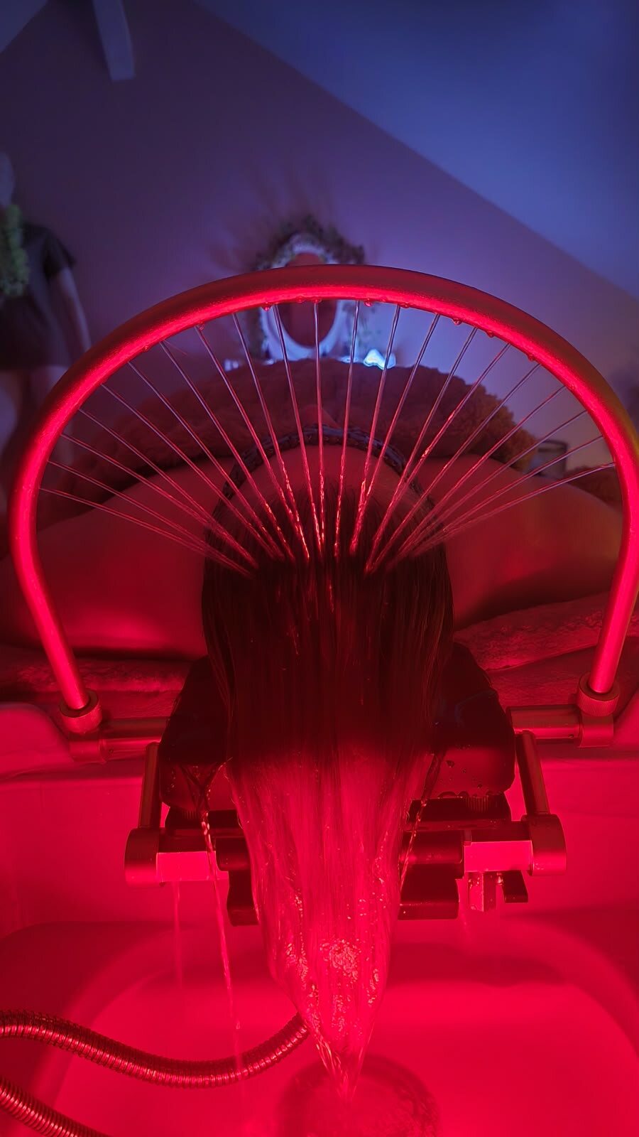 Hydrothérapie du cuir chevelu sous lumière rouge