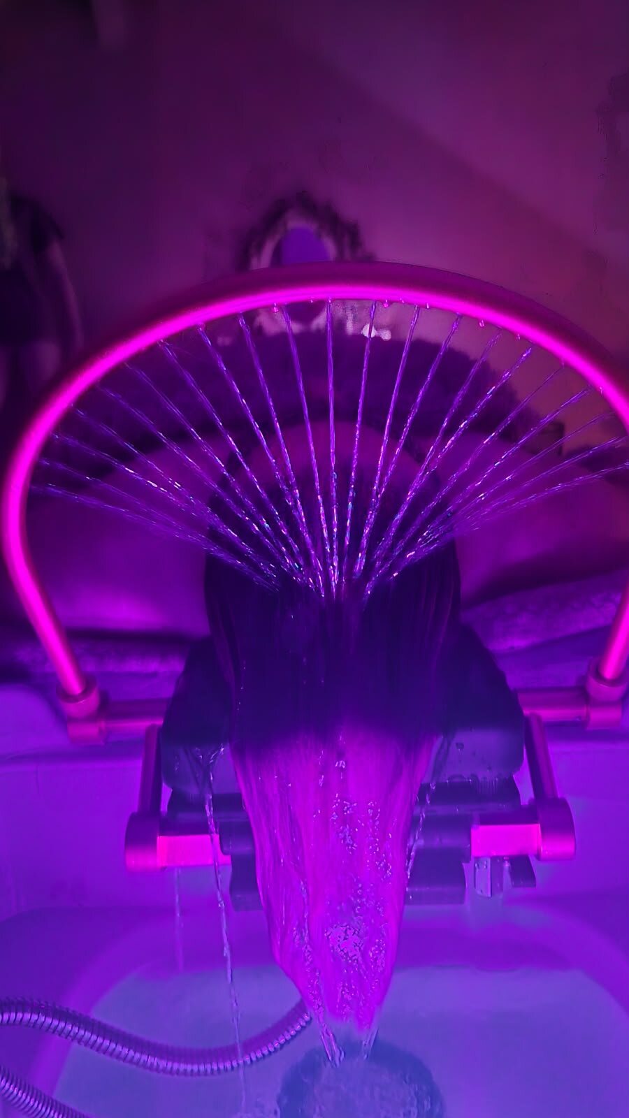 Hydrothérapie du cuir chevelu sous lumière violette